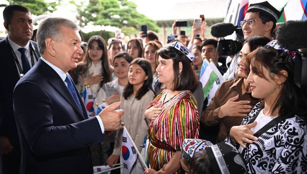 President of Uzbekistan meets with compatriots in Korea
