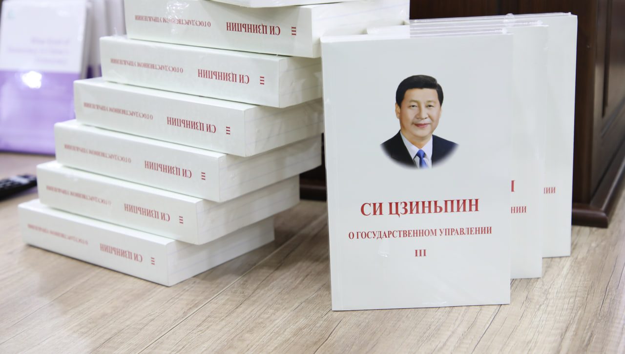 Посольство Китая передало 800 книг Дому прав человека