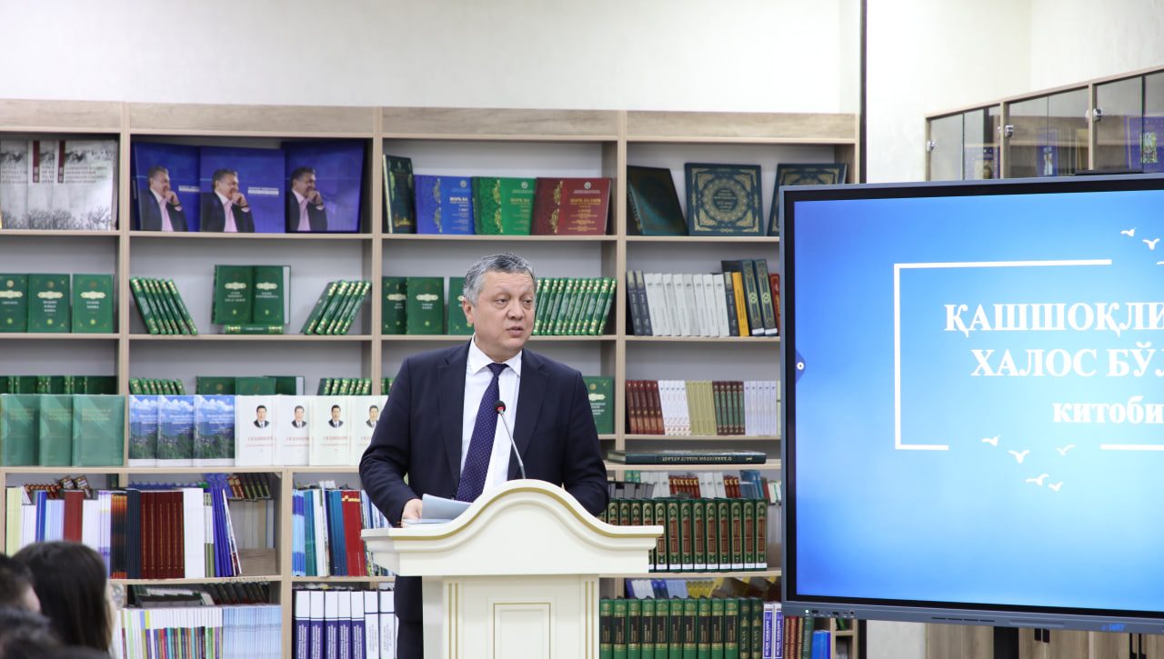 Посольство Китая передало 800 книг Дому прав человека