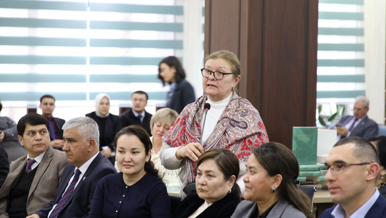 Посольство Китая передало 800 книг Дому прав человека