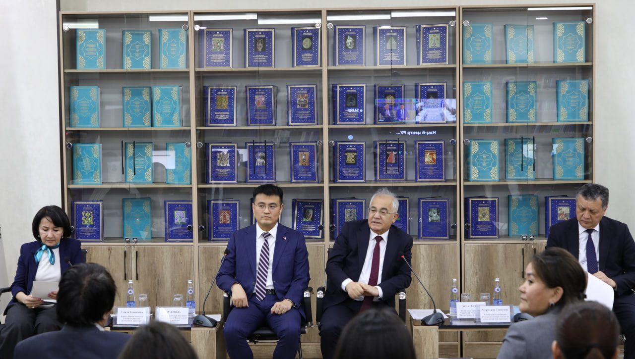 Посольство Китая передало 800 книг Дому прав человека
