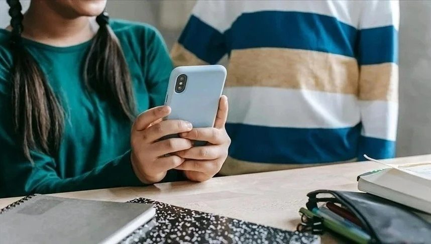 Fransiya o'rta maktablarda mobil telefonlardan foydalanishni taqiqlaydi