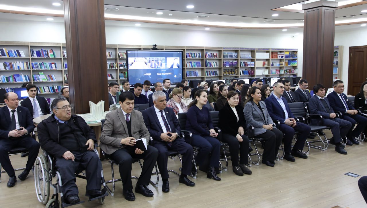 Посольство Китая передало 800 книг Дому прав человека