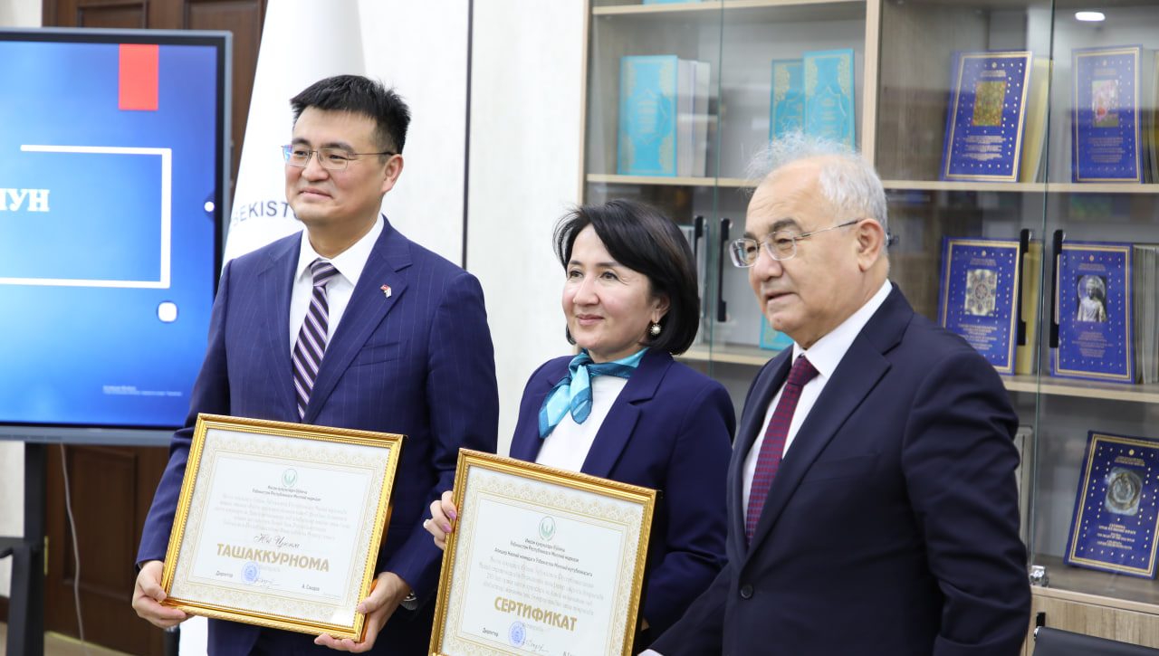 Посольство Китая передало 800 книг Дому прав человека