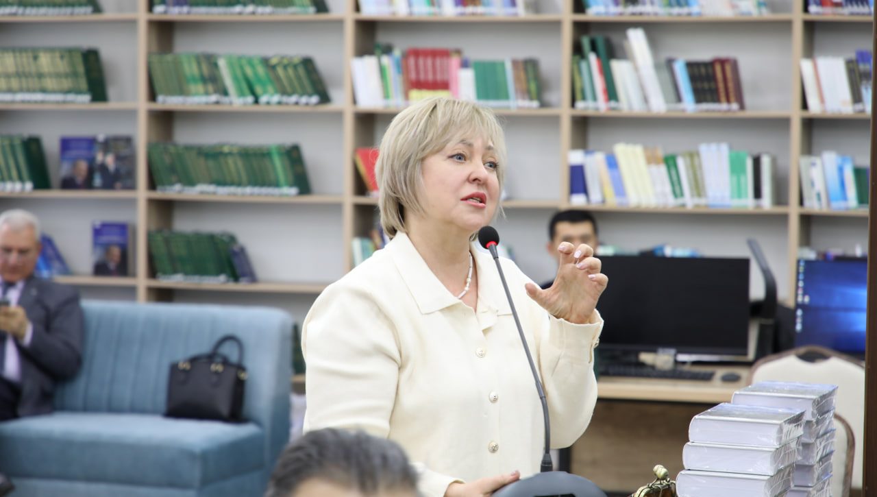 Посольство Китая передало 800 книг Дому прав человека