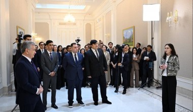 The President reviews the presentation of projects winning the “President Tech Award”