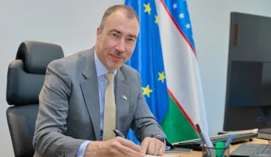 “Demokratiya hech qachon to‘laligicha tayyor mahsulot bo‘lolmaydi”. YIning O‘zbekistondagi elchisi — zamonaviy demokratiyalar duch kelayotgan muammolar haqida