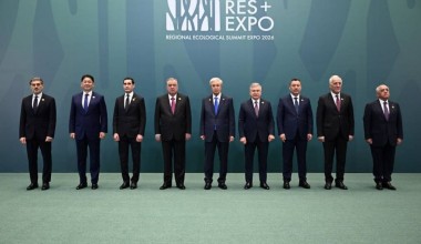 O‘zbekiston Prezidenti Mintaqaviy ekologik sammit ko‘rgazmasi bilan tanishdi