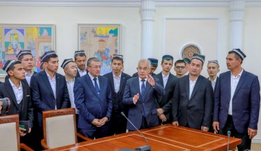Победители конкурса ознакомились с деятельностью парламента