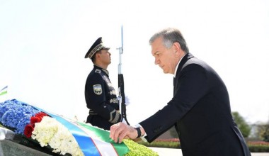 Шавкат Мирзиёев Мустақиллик монументига гулчамбар қўйди