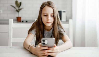 Avstraliya 16 yoshgacha ijtimoiy tarmoqdan foydalanishni taqiqlamoqchi