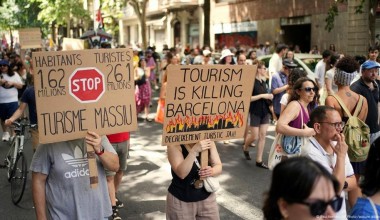 Европа жанубида оммавий туризмга қарши митинглар ўтказилди