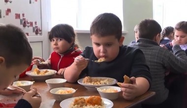 Bolalar orasida semirish ortmoqda — JSST maktablarda sog‘lom ovqatlanish qo‘llanmasini chiqardi