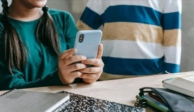 Франция ўрта мактабларда мобиль телефонлардан фойдаланишни тақиқлайди