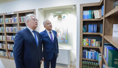 Қозоғистон элчиси парламент кутубхонаси фаолияти билан танишди