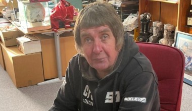 Британиялик эркак 58 ёшида савод чиқариб, 40 йил аввал сотиб олган журналини ўқиди